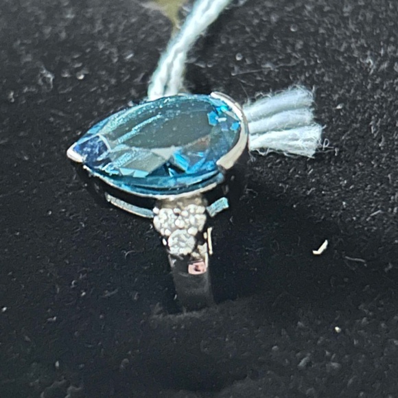 AUSTRIAN CHRYSTAL RING, STERLING SILVER, SIZE 8, BLUE PEAR CUT BEZEL SET, GENUIN - Picture 2 of 5